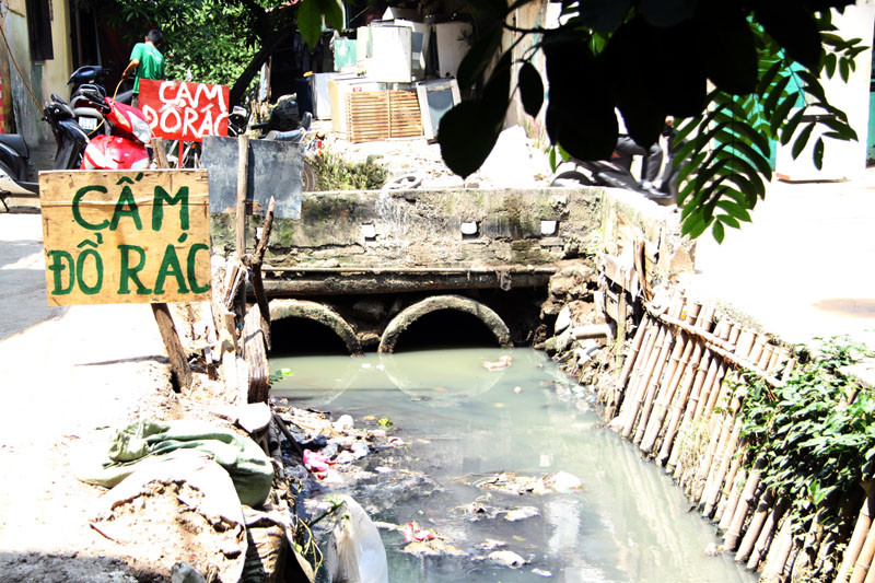 Thực tế, ngay từ đầu ngách rác rến bẩn thỉu lưới lòng mương đã khiến người đi đường rùng mình vì mùi hôi thối. Tuy nhiên, người dân trong ngách này vẫn hàng ngày phải hứng chịu những mùi khó chịu ấy. Thực tế, ngay từ đầu ngách rác rến bẩn thỉu lưới lòng mương đã khiến người đi đường rùng mình vì mùi hôi thối. Tuy nhiên, người dân trong ngách này vẫn hàng ngày phải hứng chịu những mùi khó chịu ấy.