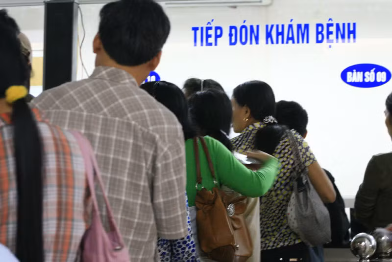Ngay từ sáng sớm, khu khám bệnh và làm thủ tục của bệnh viện đã chật kín người. Ngay từ sáng sớm, khu khám bệnh và làm thủ tục của bệnh viện đã chật kín người.