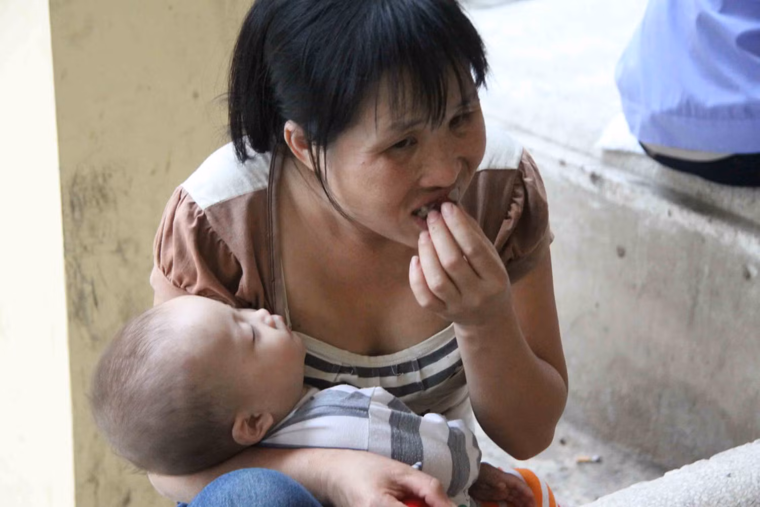 Tranh thủ lúc con ngủ, mẹ "tiếp năng lượng"