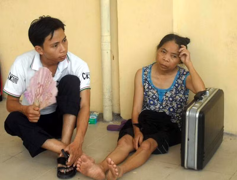 Mẹ con bệnh nhân này lo lắng và mệt mỏi chờ đến lượt khám bệnh Mẹ con bệnh nhân này lo lắng và mệt mỏi chờ đến lượt khám bệnh