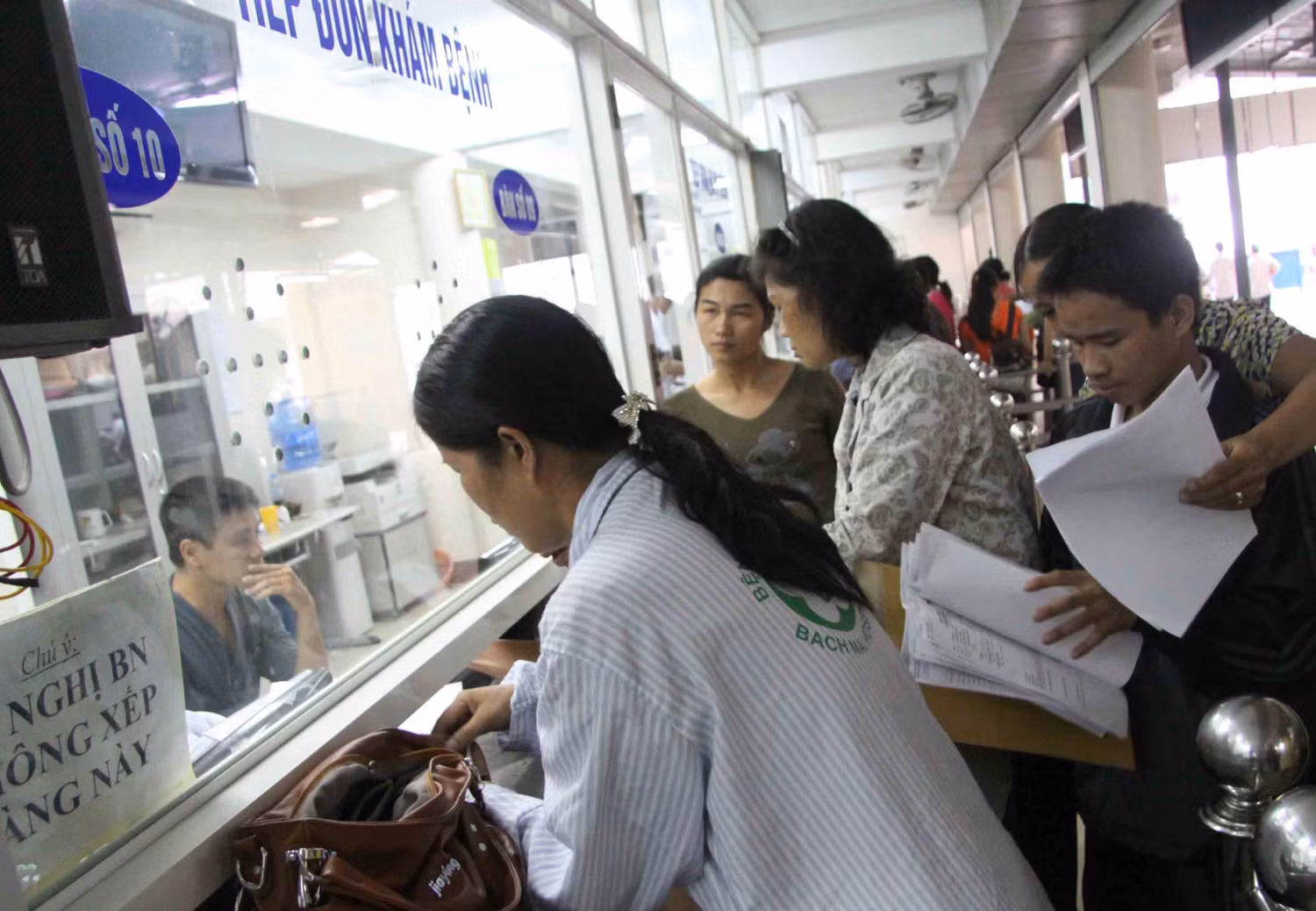 Luôn trong tình trạng quá tải là những gì có thể thấy ở các bệnh viện tuyến trung ương và bệnh viện Bạch Mai đương nhiên cũng không nằm ngoài số này. Luôn trong tình trạng quá tải là những gì có thể thấy ở các bệnh viện tuyến trung ương và bệnh viện Bạch Mai đương nhiên cũng không nằm ngoài số này.