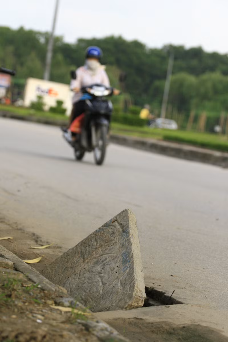 Các miệng cống không được che đậy lúc nào cũng chực sẵn để "nuốt" người đi đường