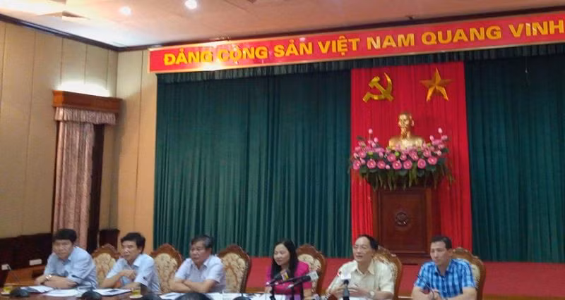Ông Lê Ngọc Quang - Phó Giám đốc Sở Giáo dục và Đào tạo Hà Nội - ở thứ 3 bên trái sang (ảnh Trinh Phúc).