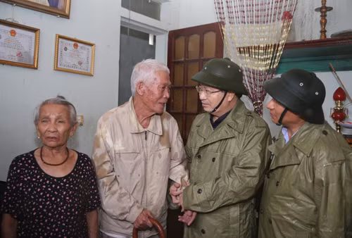 Phó Thủ tướng Trịnh Đình Dũng trực tiếp thăm hỏi người dân ngay khi tâm bão số 10 đi qua (ảnh chinhphu.vn).