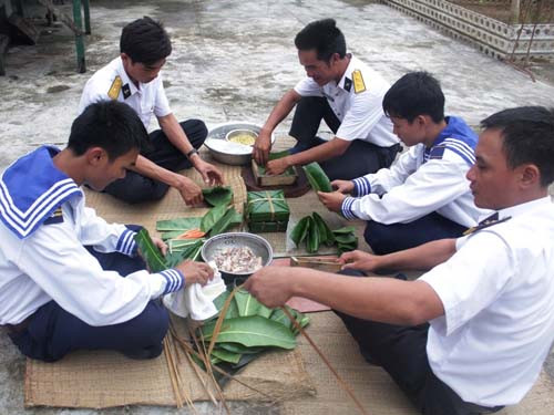 Những chiến sĩ Trường Sa thường gói bánh chưng bằng lá bàng vuông (ảnh nguồn nld.com.vn). Những chiến sĩ Trường Sa thường gói bánh chưng bằng lá bàng vuông (ảnh nguồn nld.com.vn).