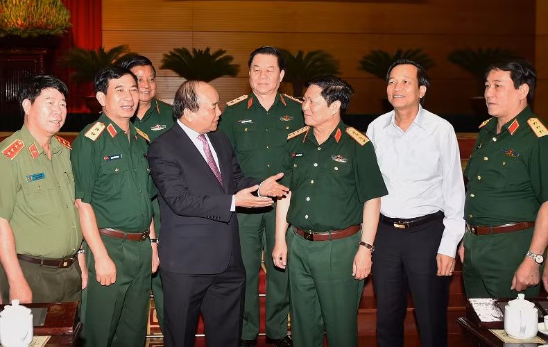 Thủ tướng Nguyễn Xuân Phúc trao đổi với Đại tướng Ngô Xuân Lịch - Bộ trưởng Bộ Quốc phòng cùng các đại biểu tại Hội nghị Quân chính toàn quân (ảnh chinhphu.vn). Thủ tướng Nguyễn Xuân Phúc trao đổi với Đại tướng Ngô Xuân Lịch - Bộ trưởng Bộ Quốc phòng cùng các đại biểu tại Hội nghị Quân chính toàn quân (ảnh chinhphu.vn).
