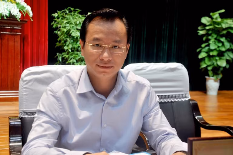 Bí thư Đà Nẵng Nguyễn Xuân Anh có vấn đề không rõ ràng về bằng cấp là biểu hiện của một xã hội chạy theo bằng cấp mà không trọng thực tài (ảnh nguồn Báo Đà Nẵng). Bí thư Đà Nẵng Nguyễn Xuân Anh có vấn đề không rõ ràng về bằng cấp là biểu hiện của một xã hội chạy theo bằng cấp mà không trọng thực tài (ảnh nguồn Báo Đà Nẵng).