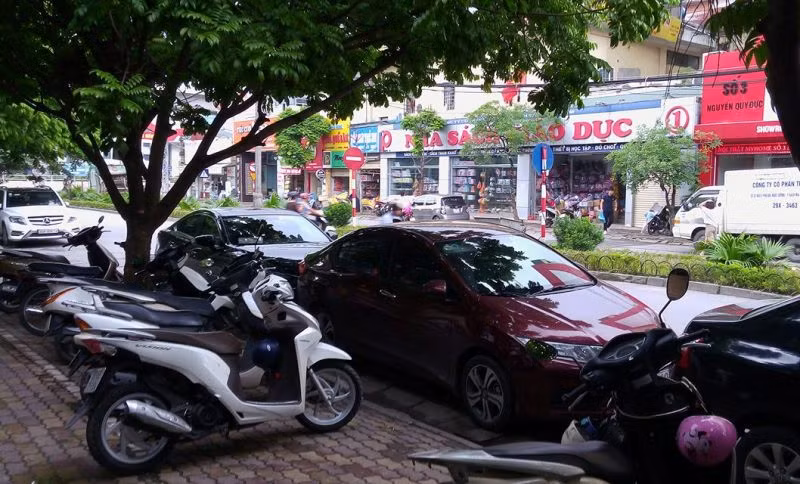 Xe ô tô vẫn dừng, đỗ ở lòng đường phố Nguyễn Quý Đức (ảnh Bạch Đằng). Xe ô tô vẫn dừng, đỗ ở lòng đường phố Nguyễn Quý Đức (ảnh Bạch Đằng).