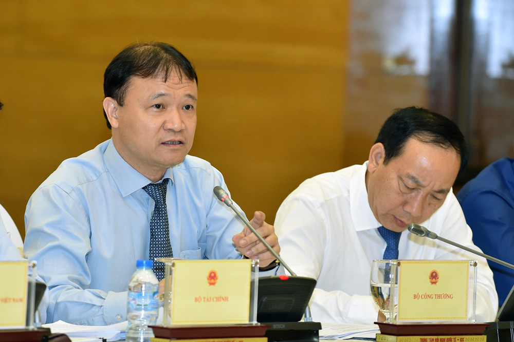 Thứ trưởng Bộ Công Thương Đỗ Thắng Hải trả lời báo chí (ảnh chinhphu.vn).