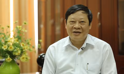 Phó Giáo sư-Tiến sĩ Nguyễn Viết Tiến - Thứ trưởng Bộ Y Tế, Chủ tịch Hội Phụ sản Việt Nam.