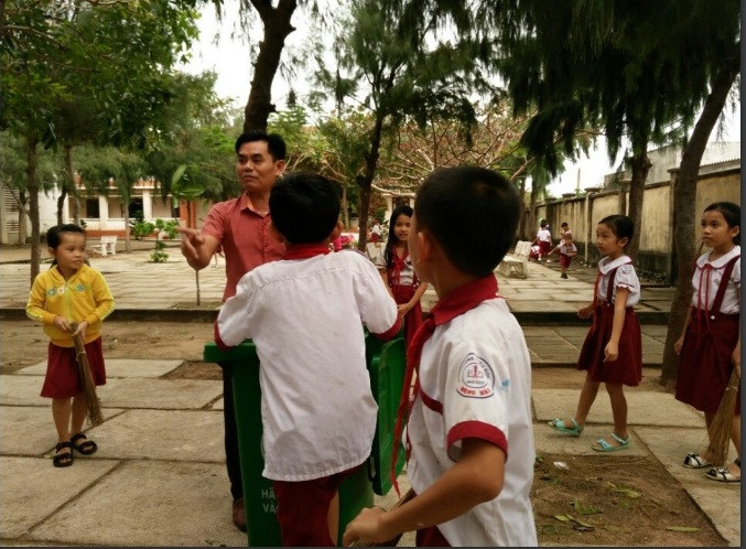 Thầy trò Trường Tiểu học Đông Hải, đảo Phú Quý đang vệ sinh trường học đón Tết (ảnh do bạn đọc cung cấp). Thầy trò Trường Tiểu học Đông Hải, đảo Phú Quý đang vệ sinh trường học đón Tết (ảnh do bạn đọc cung cấp).