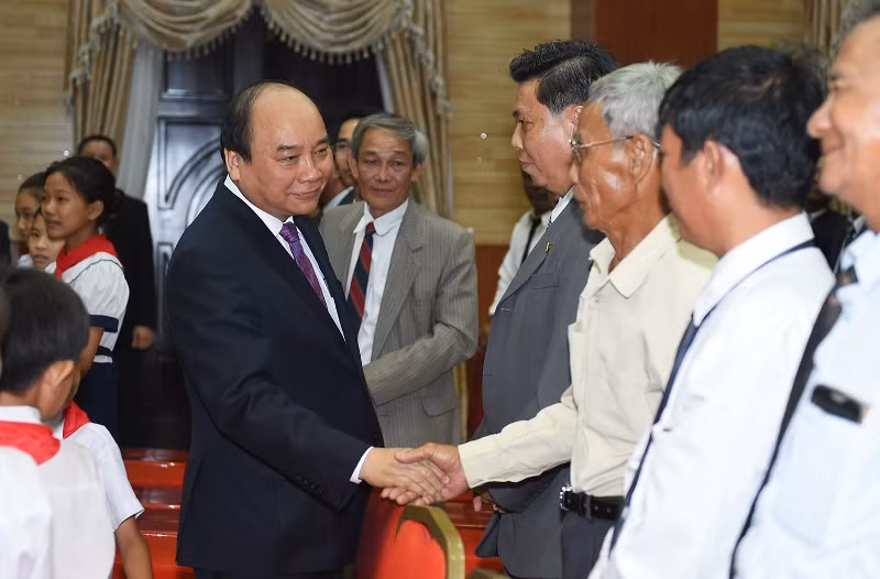 Thủ tướng Nguyễn Xuân Phúc ân cần hỏi thăm kiều bào tại Campuchia (ảnh nguồn chinhphu.vn).