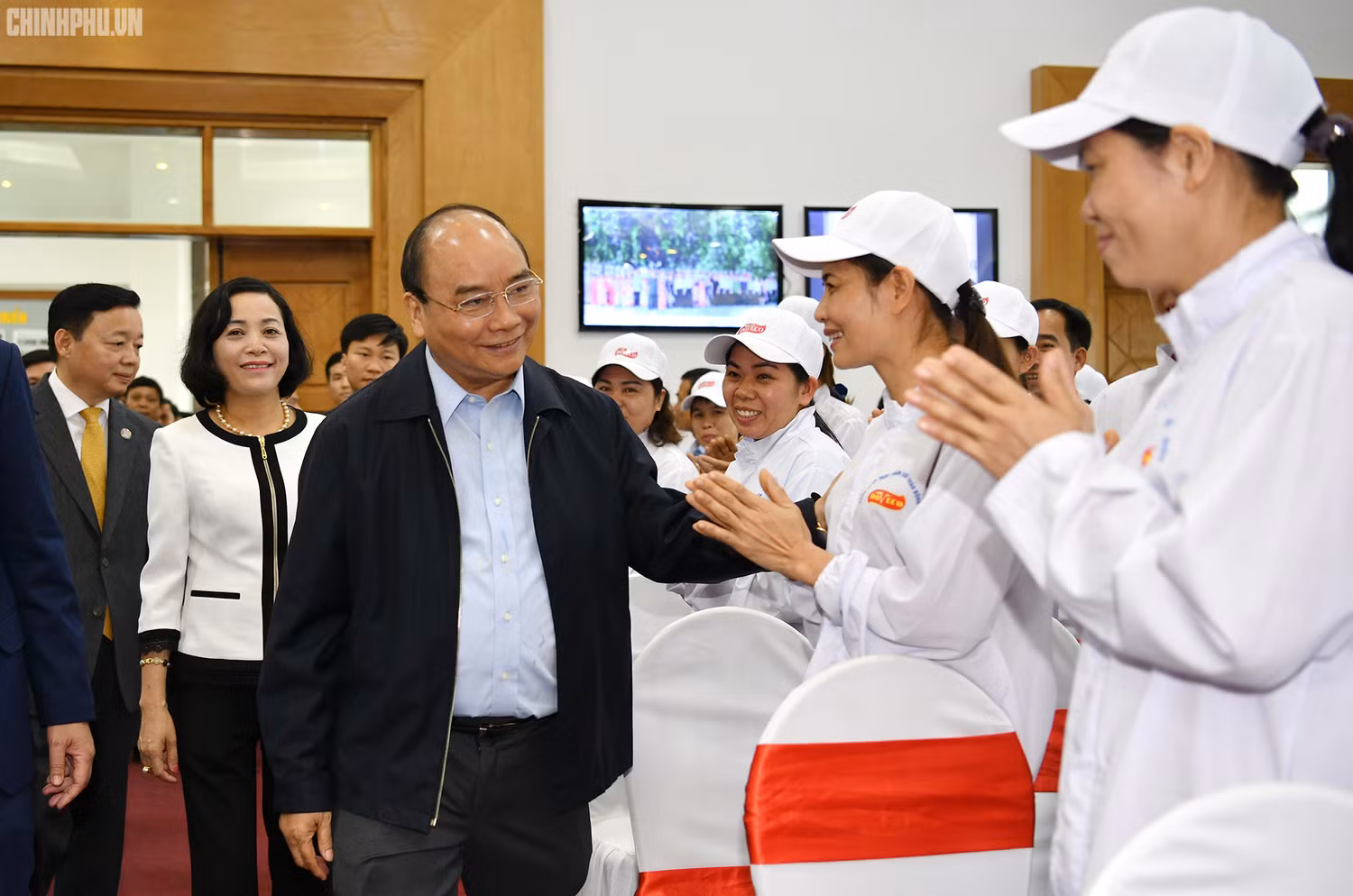 Thủ tướng thăm hỏi công nhân, người lao động tại doanh nghiệp. Ảnh: VGP Thủ tướng thăm hỏi công nhân, người lao động tại doanh nghiệp. Ảnh: VGP