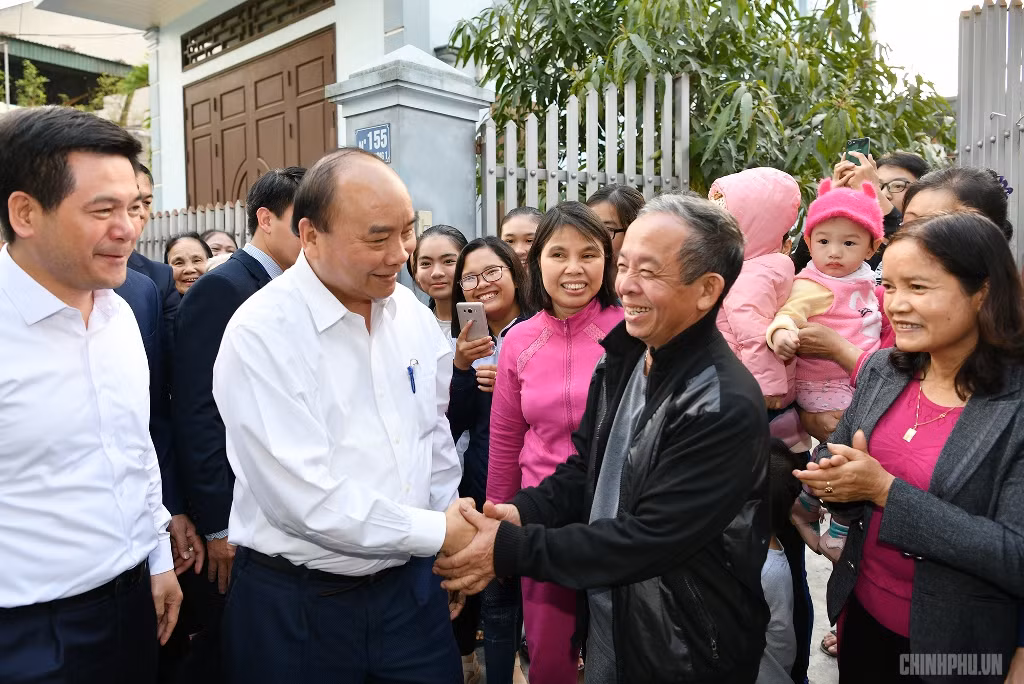 Thủ tướng gặp gỡ bà con Thái Bình. Ảnh: VGP Thủ tướng gặp gỡ bà con Thái Bình. Ảnh: VGP