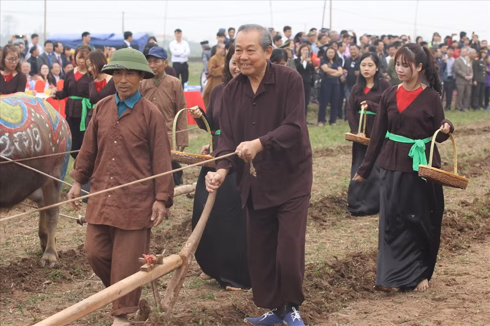 Phó Thủ tướng Thường trực Trương Hòa Bình cùng đại diện một số bộ, ngành và tỉnh Hà Nam đã thực hiện nghi lễ Tịch điền. Ảnh: Lao động.