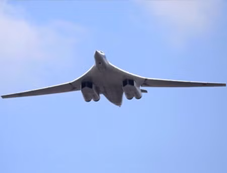 Máy bay ném bom chiến lược siêu âm Tu-160 của Nga. Máy bay ném bom chiến lược siêu âm Tu-160 của Nga.
