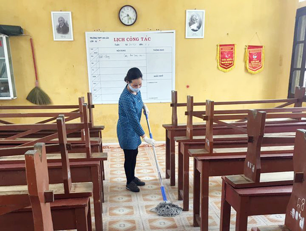 Giáo viên Trung học phổ thông An Lão (Hải Phòng) lau dọn lớp học để chuẩn bị đón học sinh quay lại trường (Ảnh: LT)