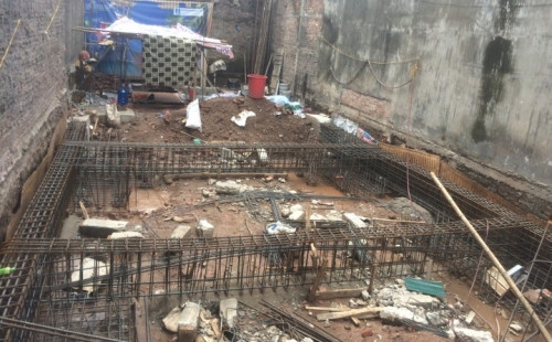 Công trình thi công sai phép gây ảnh hưởng đến các hộ liền kề. Ảnh: Phan Thiên