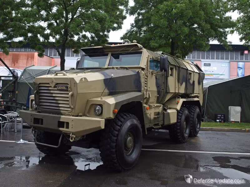 Ngoài T-90S, BMP-T, Nga còn đem tới triển lãm hệ thống tên lửa chống tăng Kornet-EM gắn trên xe thiết giáp Tiger và xe tải bọc thép Ural mới, các mẫu trực thăng chiến đấu và vận tải quân sự. Trong ảnh là xe bọc thép chở quân Ural của Nga.
