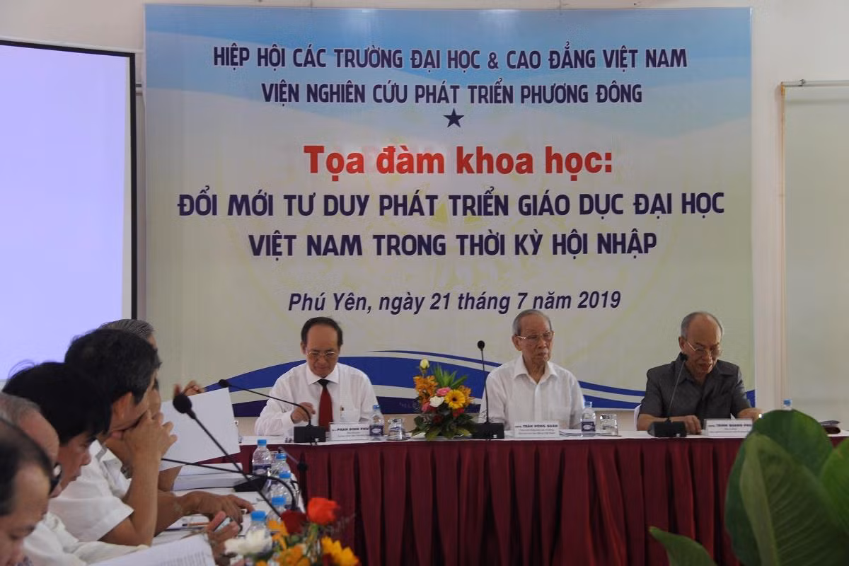 Các đại biểu tham dự tọa đàm khoa học: "Đổi mới tư duy phát triển giáo dục Đại học Việt Nam trong thời kỳ hội nhập". Các đại biểu tham dự tọa đàm khoa học: "Đổi mới tư duy phát triển giáo dục Đại học Việt Nam trong thời kỳ hội nhập".