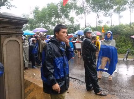 Rất nhiều người dân tụ tập dọc hai bên khu vực đập Khe Ang để theo dõi công tác tìm kiếm các nạn nhân