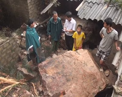Bốn hòn đá nặng gần 50 tấn đã bất ngờ đổ ập xuống 3 ngôi nhà của người dân xóm Rồng, xã Nghi Thiết, huyện Nghi Lộc, Nghệ An Bốn hòn đá nặng gần 50 tấn đã bất ngờ đổ ập xuống 3 ngôi nhà của người dân xóm Rồng, xã Nghi Thiết, huyện Nghi Lộc, Nghệ An