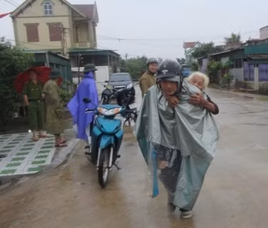 Người dân tại Hà Tĩnh nằm trong vùng nguy hiểm đang được sơ tán đến nơi an toàn Người dân tại Hà Tĩnh nằm trong vùng nguy hiểm đang được sơ tán đến nơi an toàn