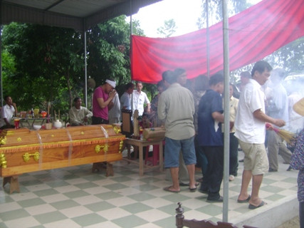 Bà con hàng xóm, người thân, bạn bè đến thắp hương tiễn đưa mẹ con sản phụ Vinh về nơi an nghỉ cuối cùng