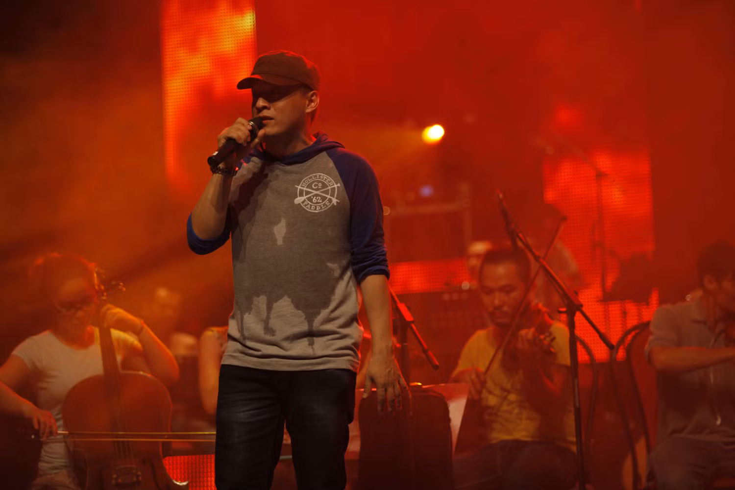 Mồ hôi ướt đẫm trên áo của anh trong buổi tổng duyệt. Mồ hôi ướt đẫm trên áo của anh trong buổi tổng duyệt.