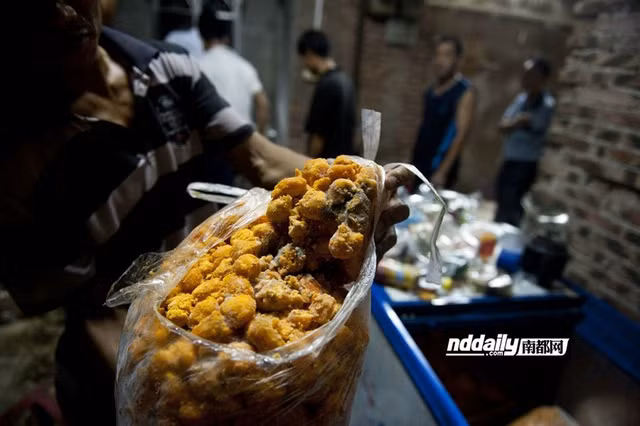 Nhân trứng đang trong thời kỳ phân hủy bốc mùi hôi thối Nhân trứng đang trong thời kỳ phân hủy bốc mùi hôi thối
