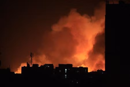 Khói lửa bốc lên trong vụ nổ tại nhà máy sản xuất vũ khí Yarmouk ở thủ đô Khartoum của Sudan Khói lửa bốc lên trong vụ nổ tại nhà máy sản xuất vũ khí Yarmouk ở thủ đô Khartoum của Sudan