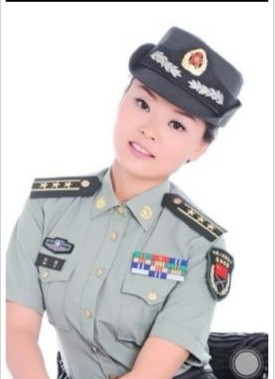 Nhậm Tiệp kiếm đâu đó được bộ quân phục với lon Thượng tá không quân Trung Quốc, chụp ảnh và tự tải lên mạng Nhậm Tiệp kiếm đâu đó được bộ quân phục với lon Thượng tá không quân Trung Quốc, chụp ảnh và tự tải lên mạng