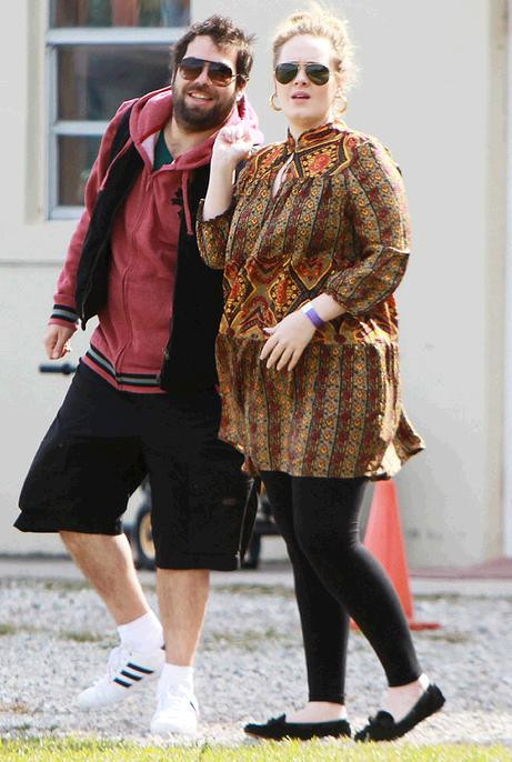 Adele bên bạn trai Simon Konecki. Ảnh. Xposure.