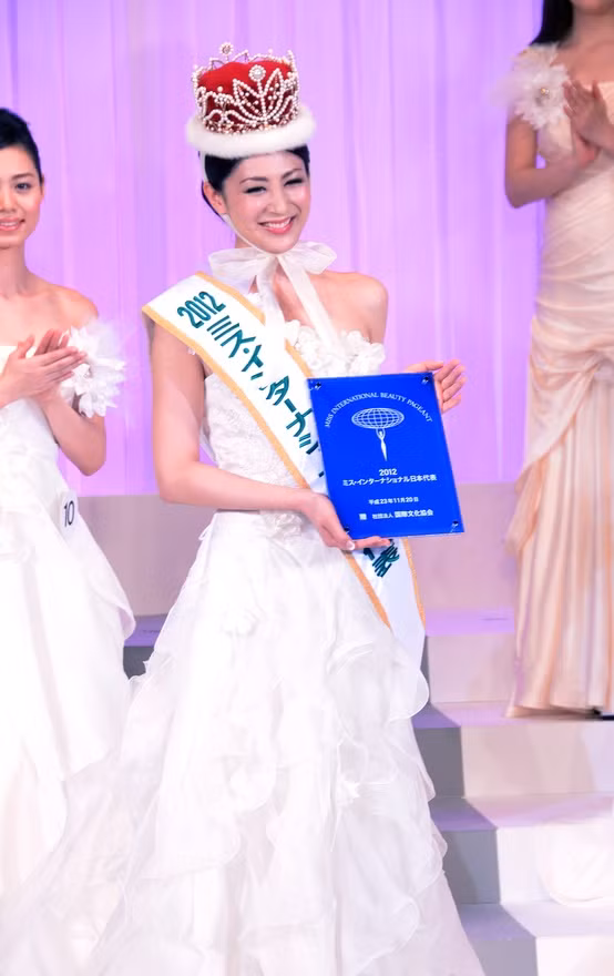 Hoa hậu Ikumi Yoshimatsu năm nay 25 tuổi, cô sở hữu chiều cao 1m70. Tuy không thực sự nổi bật về chiều cao nhưng sắc đẹp rạng rỡ và sự thông minh đã mang lại vương miện cho người đẹp xứ phù tang.