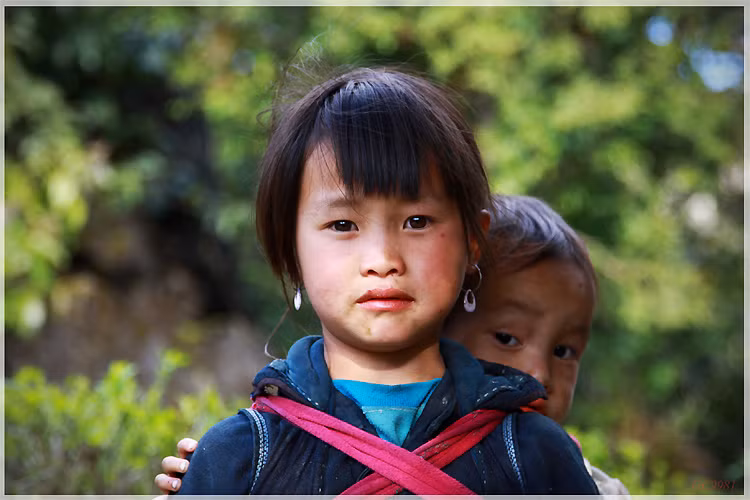 Hai chị em cô bé người H'Mong đen ở Lào Cai.