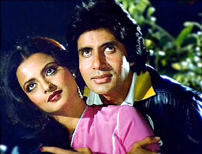 Nam diễn viên Amitabh Bachchan và người đẹp Rekha trong các phim "Silsila", "Suhaag", "Do Anjaane" và "Muqaddar Ka Sikandar". Đây cũng là một trong những cặp đôi khá nổi tiếng và quen thuộc của điện ảnh Bollywood. Bộ phim đầu tay ghi dấu sự thành công của Bachchan và Rekha là phim "Do Anjaane". Nam diễn viên Amitabh Bachchan và người đẹp Rekha trong các phim "Silsila", "Suhaag", "Do Anjaane" và "Muqaddar Ka Sikandar". Đây cũng là một trong những cặp đôi khá nổi tiếng và quen thuộc của điện ảnh Bollywood. Bộ phim đầu tay ghi dấu sự thành công của Bachchan và Rekha là phim "Do Anjaane".