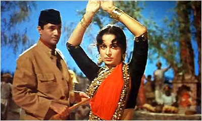 Điệu múa “Piya Tose Naina Laage Re” của nữ diễn viên kiêm vũ công Waheeda Rehman. Điệu múa “Piya Tose Naina Laage Re” của nữ diễn viên kiêm vũ công Waheeda Rehman.