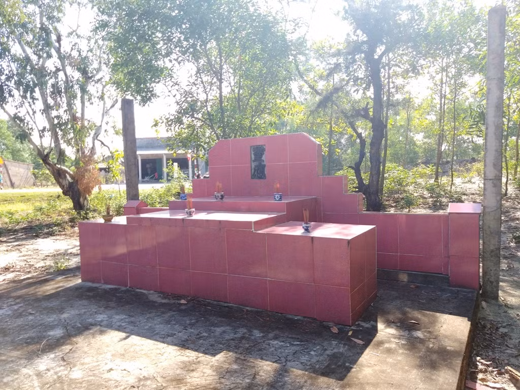Miếu thờ cá ông của làng Cang Gián.