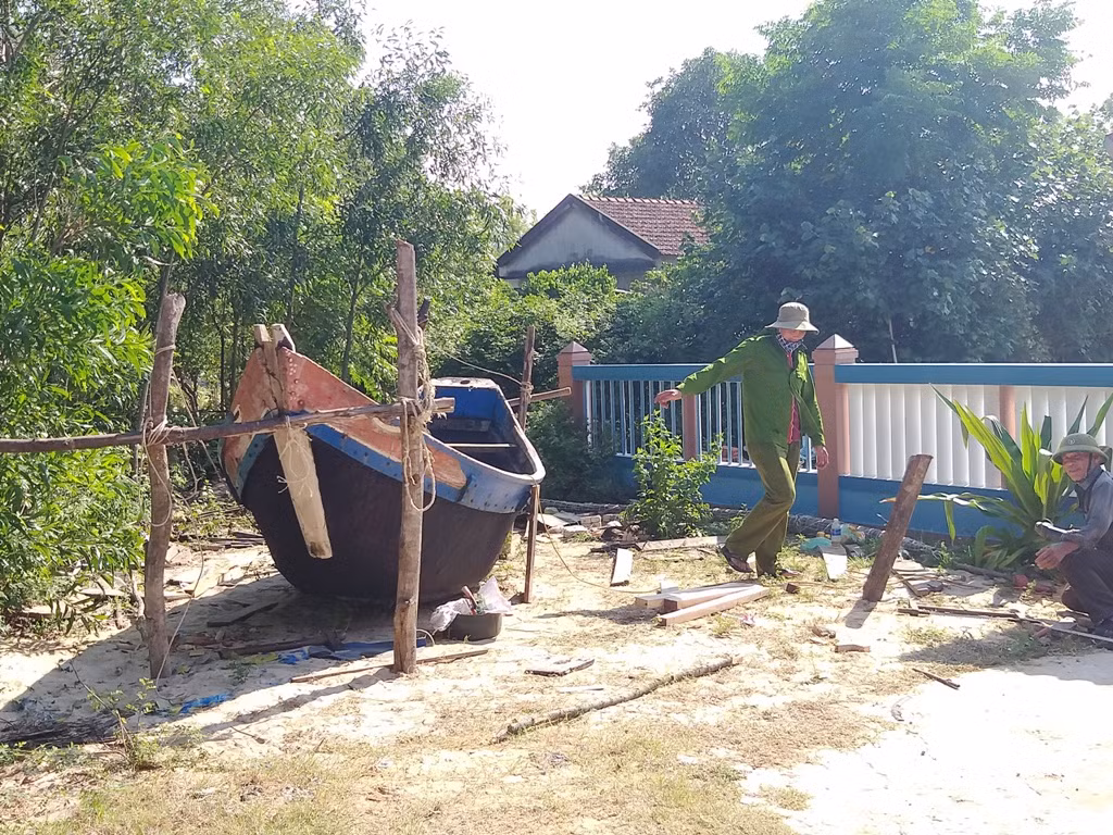 Ngư dân làng biển Cang Gián sửa thuyền chuẩn bị ra khơi.