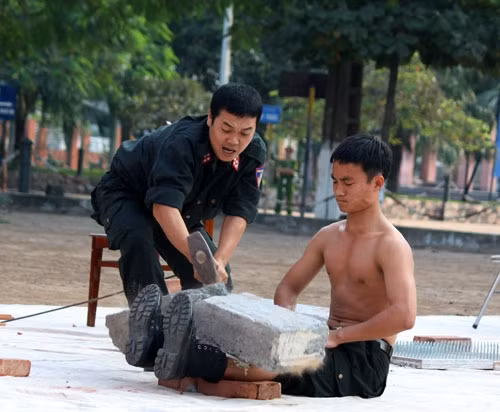 Khối bê tông vỡ đôi trên ống chân chiến sĩ trẻ, sau nhát búa như trời giáng