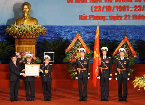 Chủ tịch nước trao Huân chương Hồ Chí Minh cho tập thể cán bộ, chiến sĩ Đường Hồ Chí Minh trên biển.