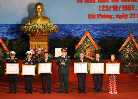 Bộ trưởng Bộ Quốc phòng Phùng Quang Thanh trao quyết định danh hiệu Anh hùng LLVTND cho các cá nhân.