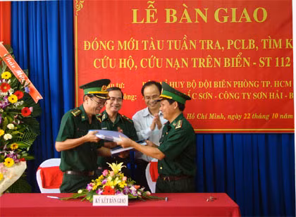 Đại diện lãnh đạo Xí nghiệp Bắc Sơn và Bộ đội biên phòng TP Hồ Chí Minh trao đổi ký kết bàn giao tàu. Đại diện lãnh đạo Xí nghiệp Bắc Sơn và Bộ đội biên phòng TP Hồ Chí Minh trao đổi ký kết bàn giao tàu.