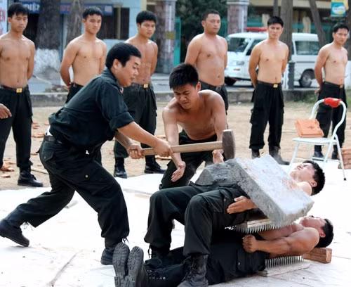 Người chịu cú phá bê tông trên bụng, người chịu sức nặng của đồng đội nằm trên cùng 2 bàn chông kẹp lấy thân trần.