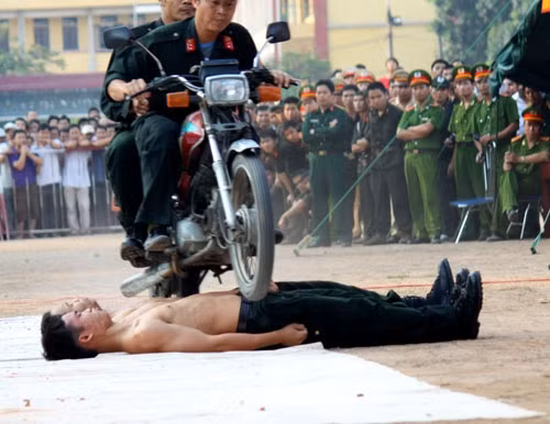 Sau khi chiếc xe Win chở hai chiến sĩ CSCĐ "to con" chèn trên bụng, các CSCĐ nằm dưới vẫn...bình yên vô sự