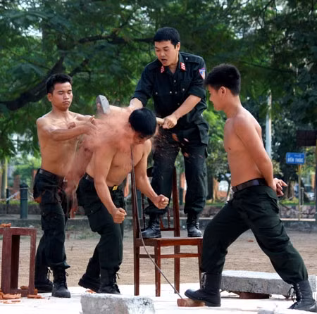 Dùng yết hầu đẩy cong thanh sắt phi 12 kết hợp chịu đòn công phá gạch kê trên lưng