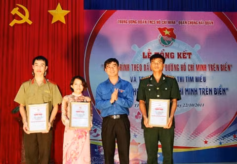 Đồng chí Dương Văn An, Bí thư Trung ương Đoàn trao giải đặc biệt cho chị Nguyễn Thị Thu Hằng (Văn phòng chính phủ).