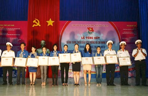Các cá nhân xuất sắc của chuyến hành trình nhận bằng khen của Trung ương đoàn.