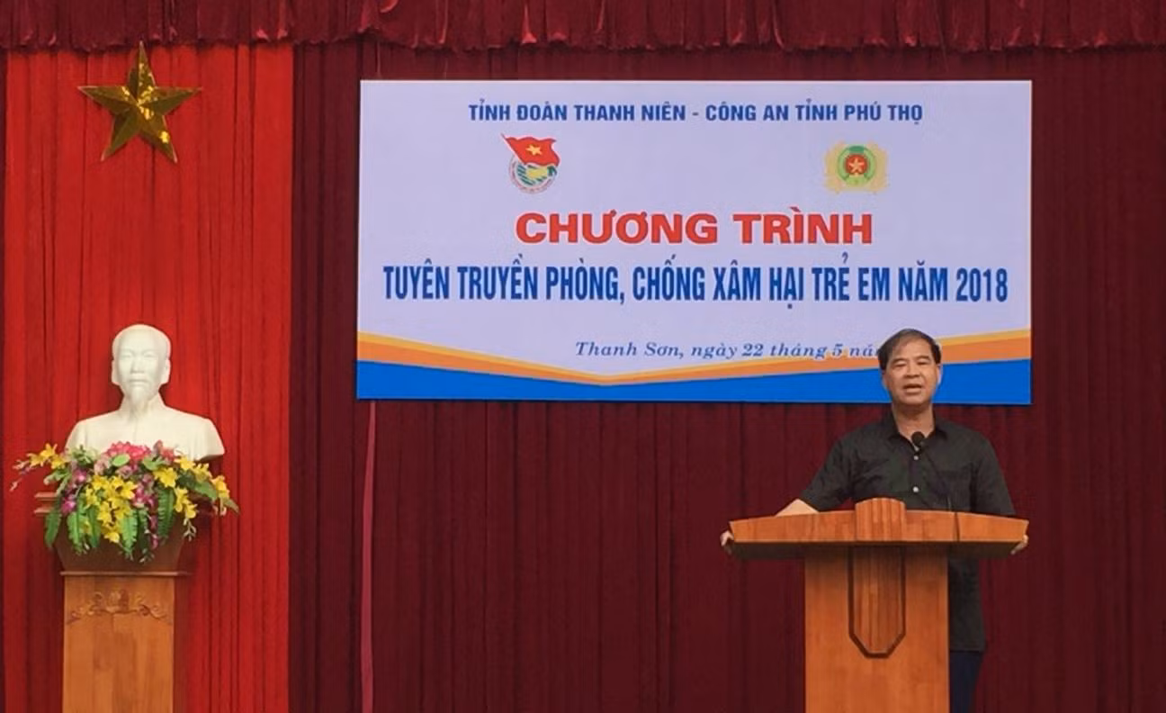 Ông Đinh Bằng My phát biểu tại trường trong một chương trình tuyên tuyền phòng chống, xâm hại trẻ em năm 2018, nhưng chính ông My lại lạm dụng tình dục với chính học sinh trường mình. Ảnh: Cổng thông tin Trường phổ thông dân tộc nội trú Trung học cơ sở Thanh Sơn.
