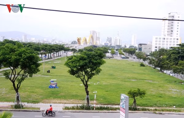 Lô đất có 4 mặt tiền doanh nghiệp trúng đấu giá chậm nộp tiền 52 ngày, Thành phố Đà Nẵng đã quyết định hủy kết quả trúng đấu giá. Ảnh: VOV. Lô đất có 4 mặt tiền doanh nghiệp trúng đấu giá chậm nộp tiền 52 ngày, Thành phố Đà Nẵng đã quyết định hủy kết quả trúng đấu giá. Ảnh: VOV.